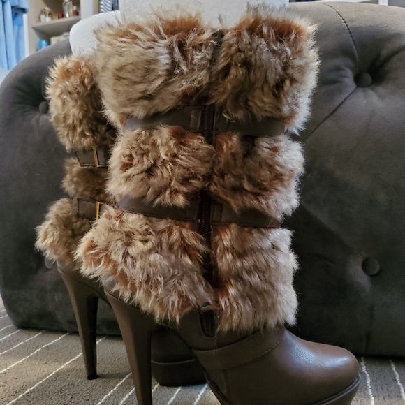 Size 7 Faux Fur heeled boot - Picture 2 of 4